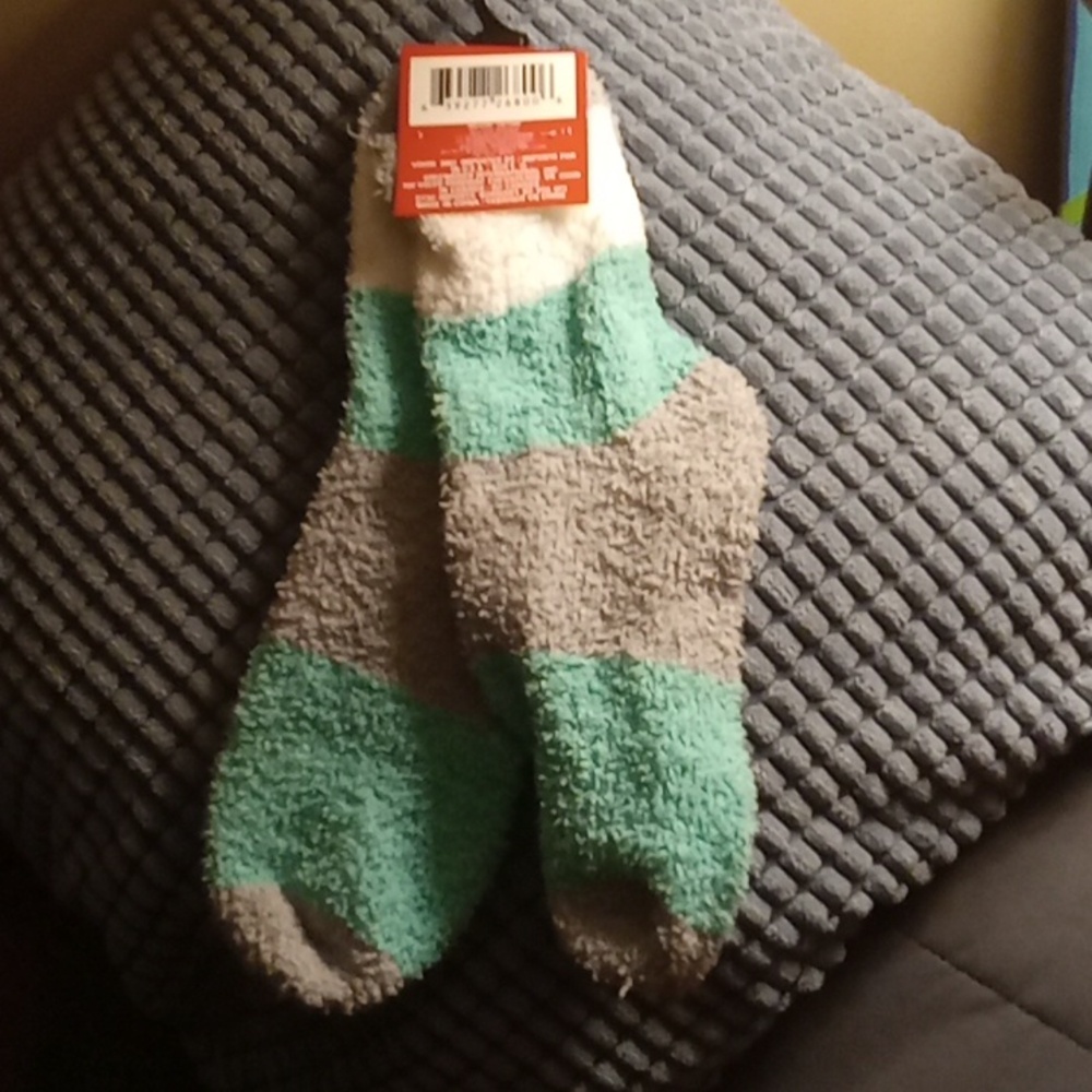 2 pair of fuzzy socks - Picture 3 of 5